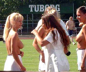 丹麦裸体女子足球赛 火爆的场面令人赞叹！4.jpg