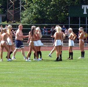 丹麦裸体女子足球赛 火爆的场面令人赞叹.jpg