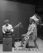 人类学家Frances Densmore 在录制印第安人的音乐“遗产” (1916)