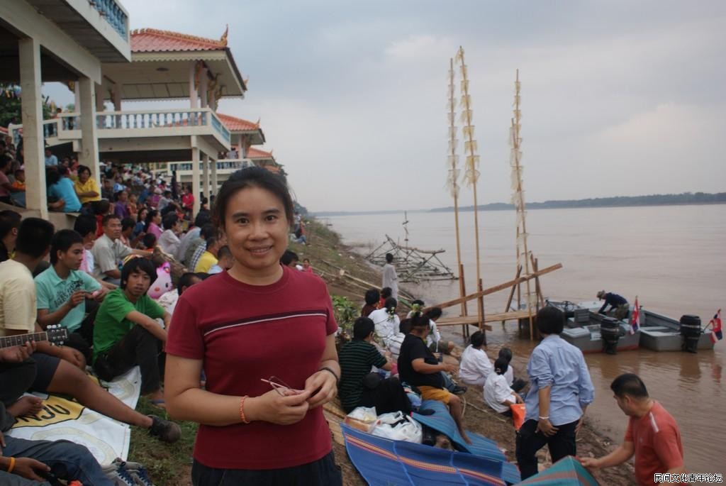 2008年10月在泰挝边境湄公河畔考察出夏节的流火船习俗.JPG