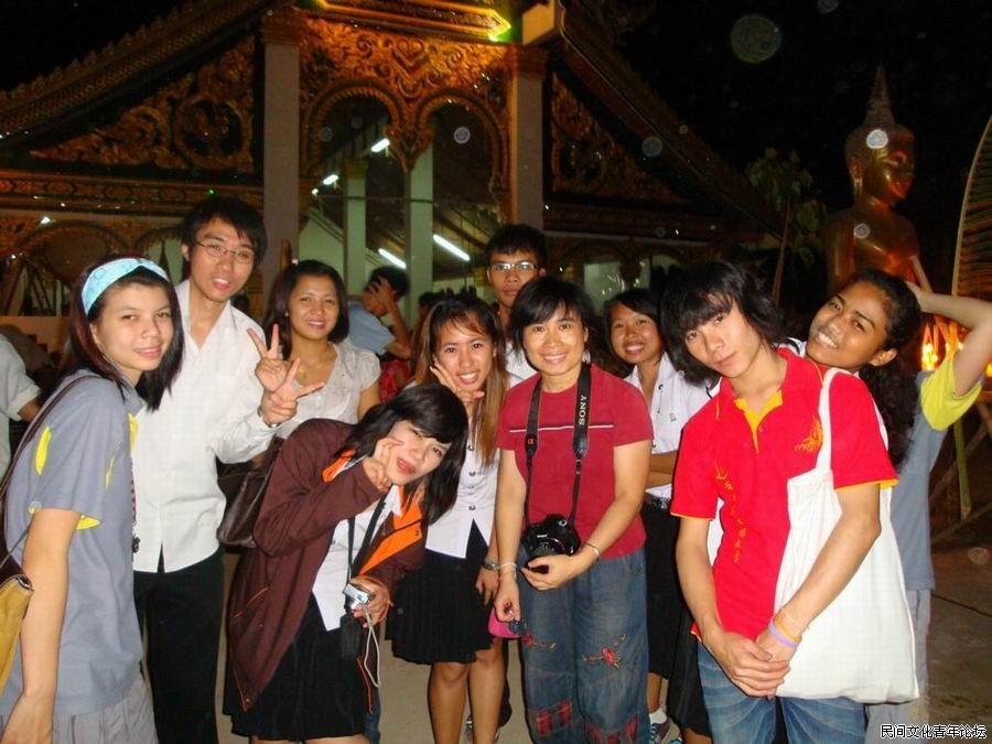 2009年10月陆晓芹老师和学生一起参加玛哈沙拉坎府一个村子的出夏节活动2.jpg