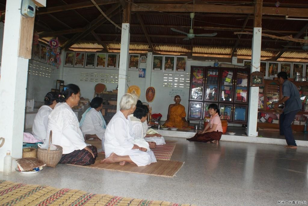 2009年7月陆晓芹老师在入夏节早上的仪式结束后与僧人、信徒交谈.JPG