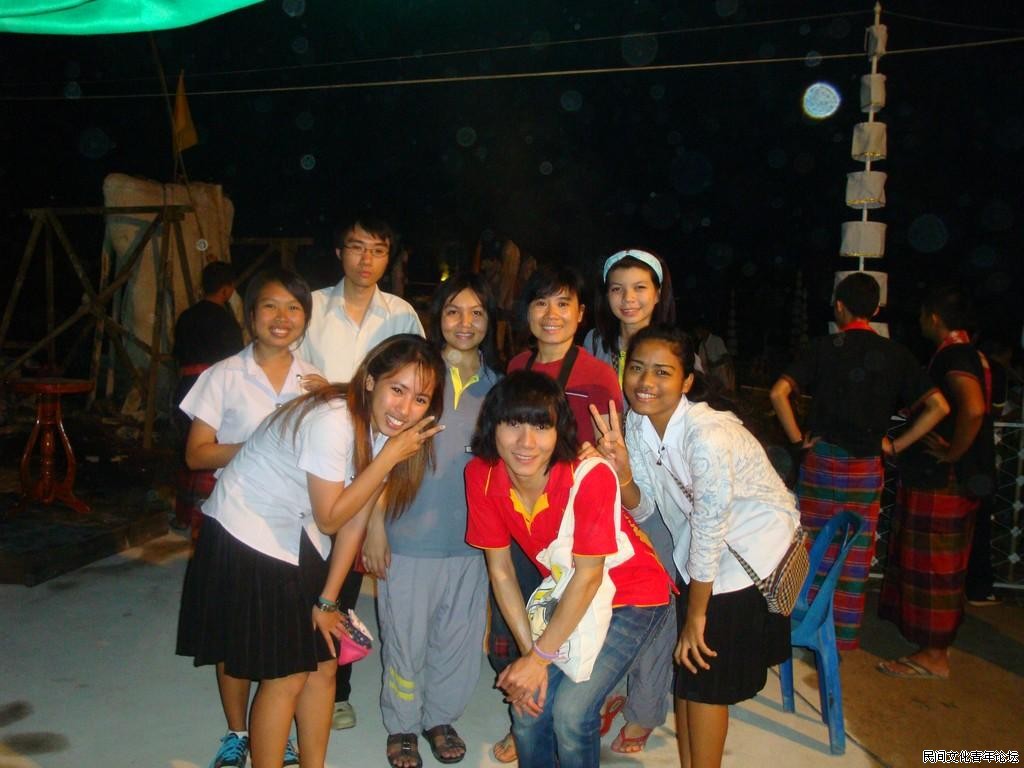 2009年10月陆晓芹老师和学生一起参加玛哈沙拉坎府一个村子的出夏节活动员.JPG