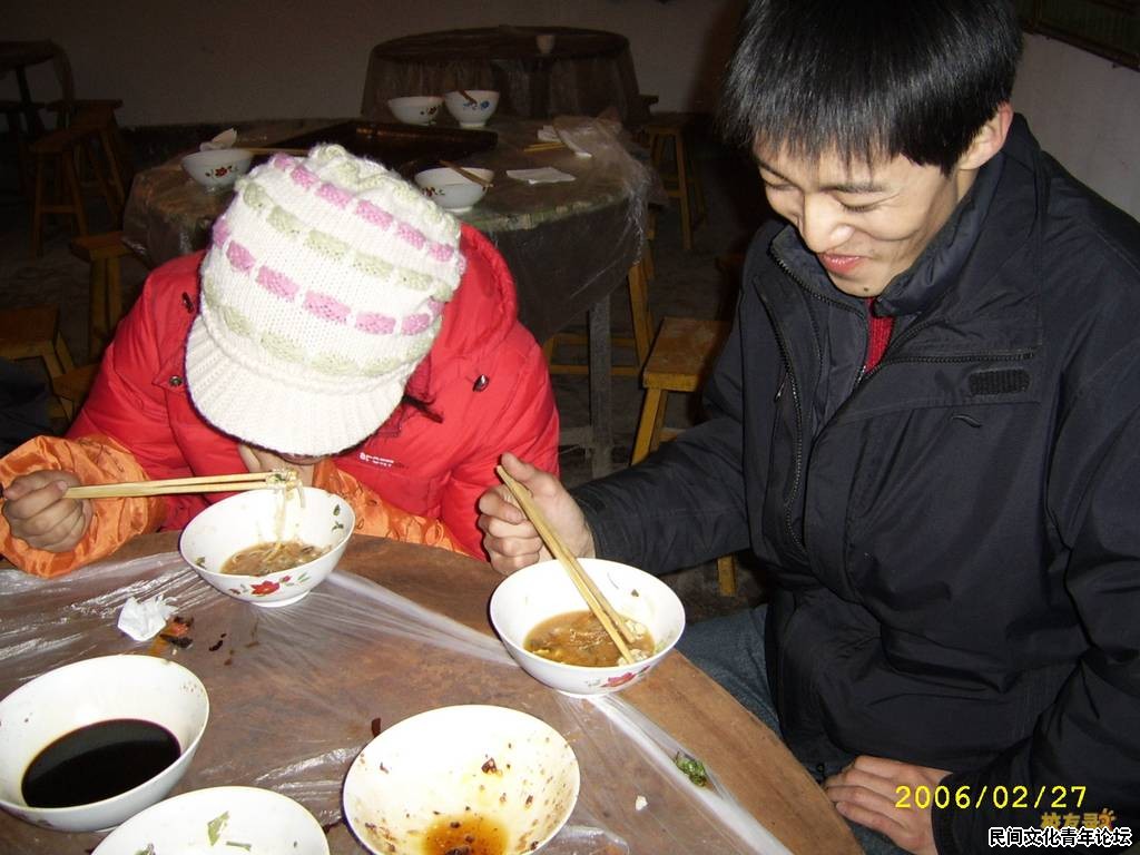 刚刚到达范庄的时候，很饿，吃了好几个馒头，碗也见底了