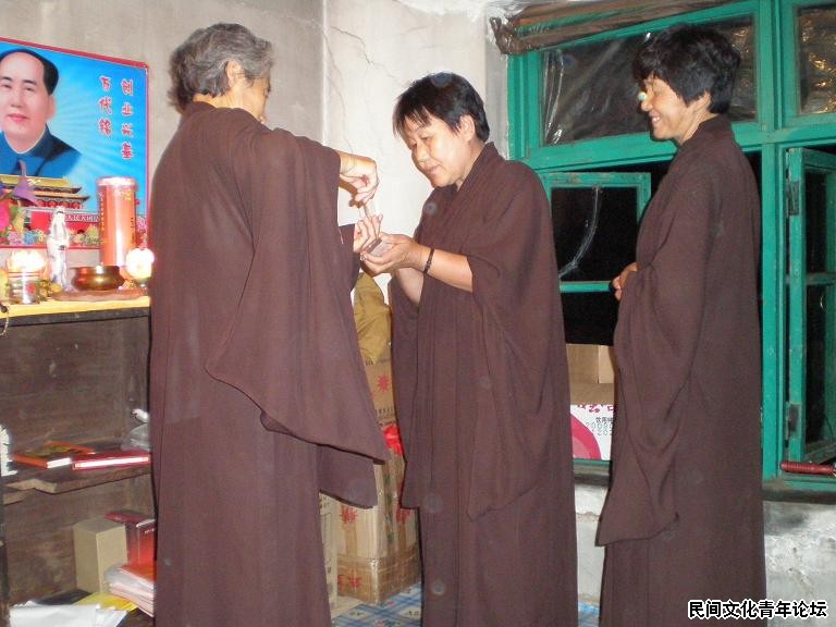 虔诚的佛教徒每晚都在房东大娘的带领下“上课，谈心得”.JPG