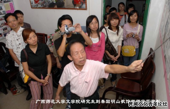 秦国明老先生向同学们介绍山歌艺术馆的发展历程