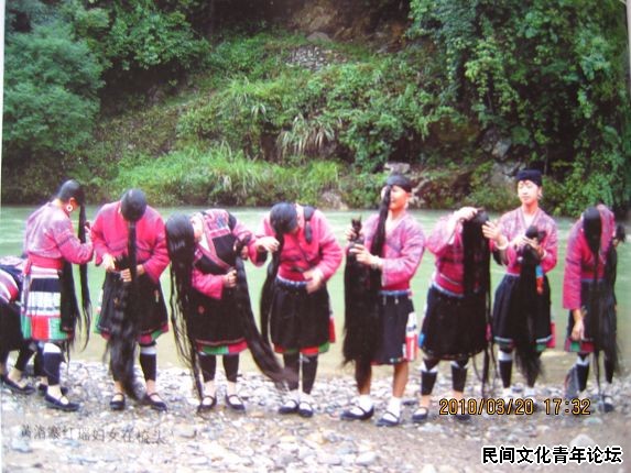 黄洛寨红瑶妇女在梳头
