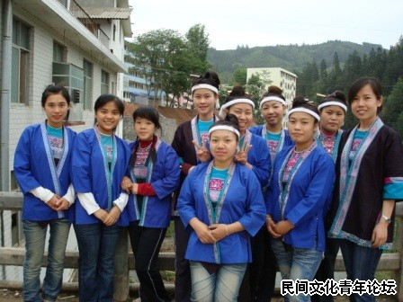 侗族姑娘和我们项目组员