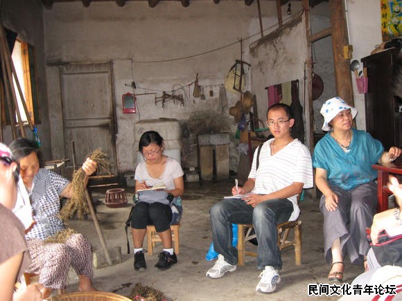2009年带研究生在桐庐峨山畲乡畲民家访谈.JPG