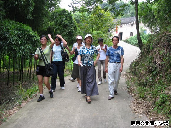 09年带学生在峨山畲族乡新丰民族村.JPG