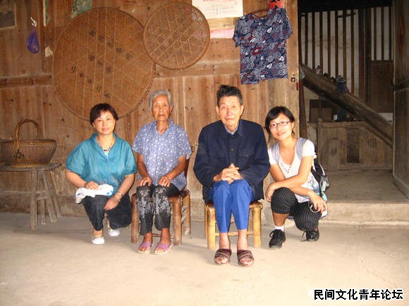 2009年6月带研究生在桐庐莪山畲乡畲族老人家访谈.jpg