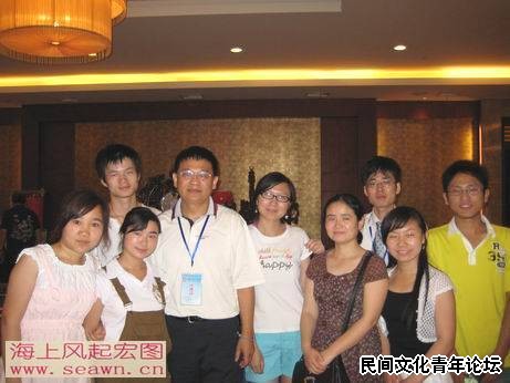 田兆元先生与长江大学学生在一起