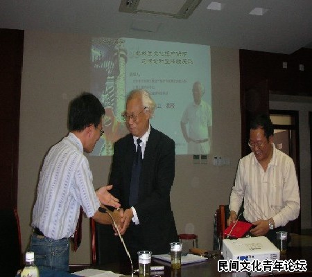 剪裁后 剪裁后 2006年10月23日刘魁立教授受聘为艺术人类学与民间文学研究中心特邀教授.JPG
