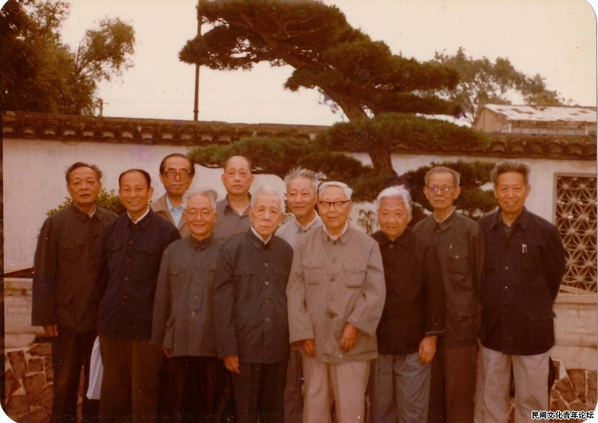 80年代赵景深担任中国民间文艺家协会上海分会主席期间与协会同仁摄于豫园.jpg