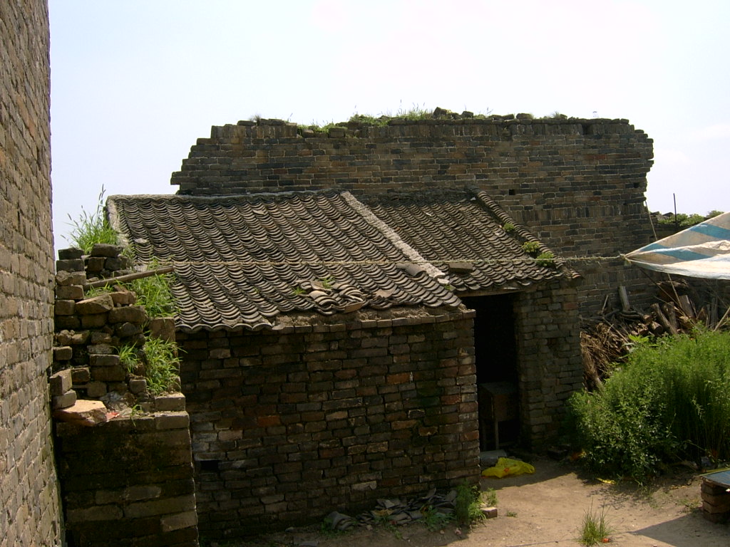SV300075山顶残垣断壁，是1931年国军剿匪洪泰昌部，用迫击炮轰塌的东楼残壁.JPG