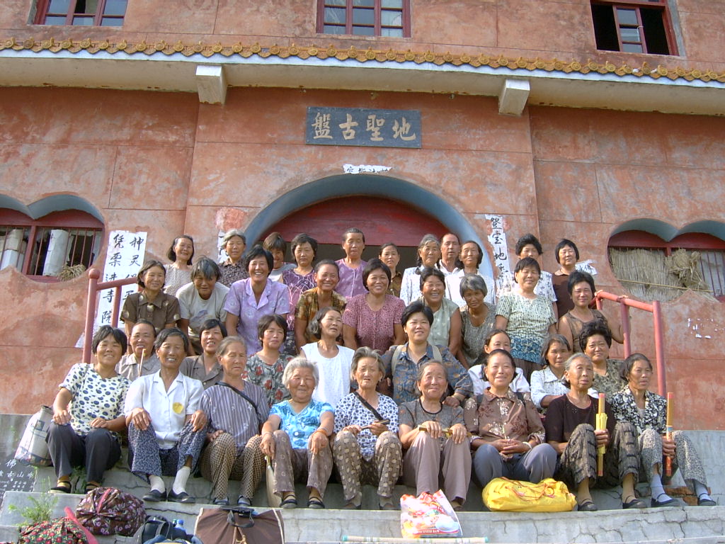 SV300100上蔡火神庙组织的38名成员烧香团，在盘古山门前合影.JPG
