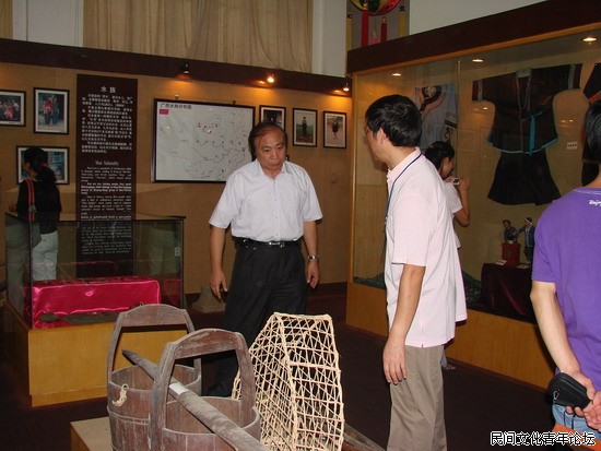 与会学者参观广西民族大学民族博物馆2.jpg