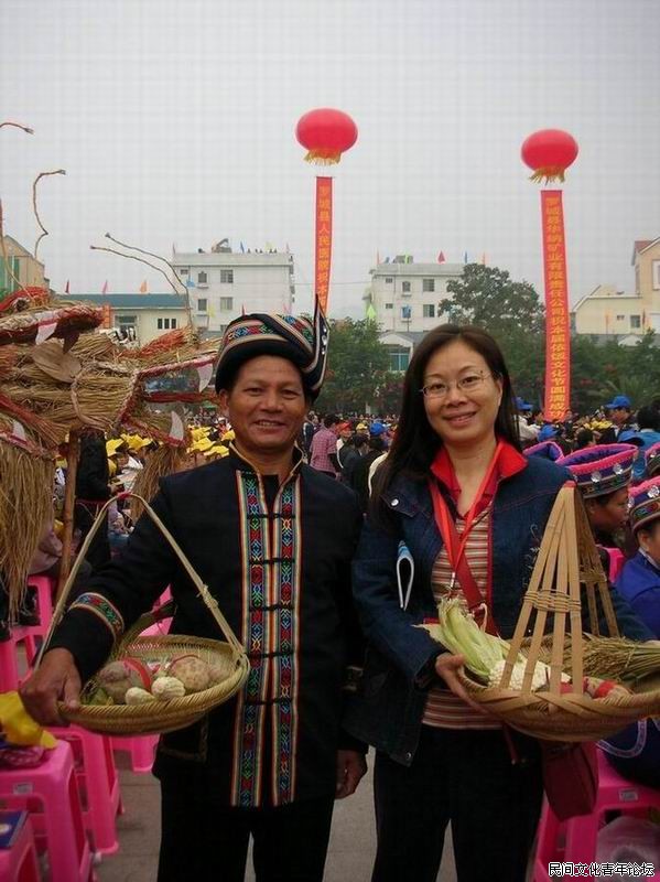 雷晓臻老师在仫佬族依饭节上进行民俗调查.jpg