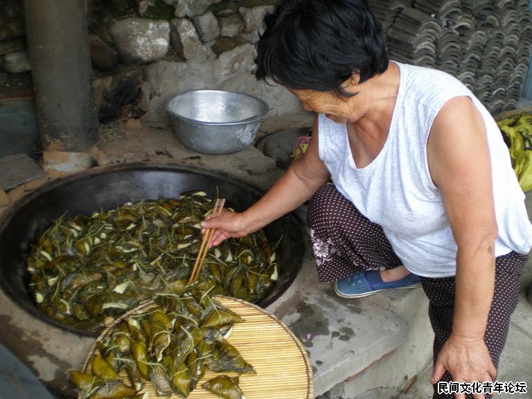 庆凯爷爷的老伴正在为我们准备特色的苏子叶饽饽3.JPG