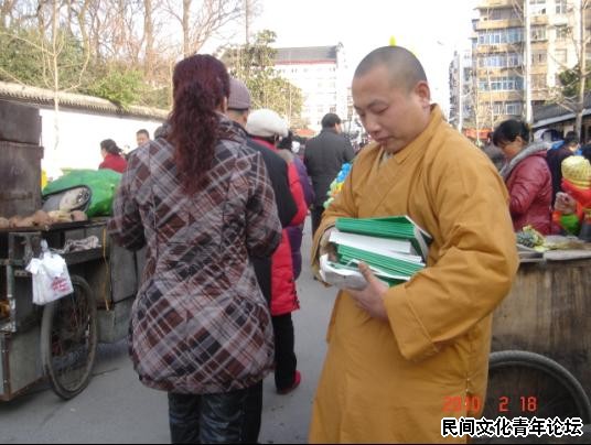 外地寺院僧人来此免费发书 宣扬佛法