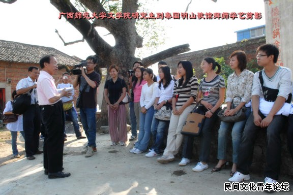 秦国明老先生为同学们现场授艺