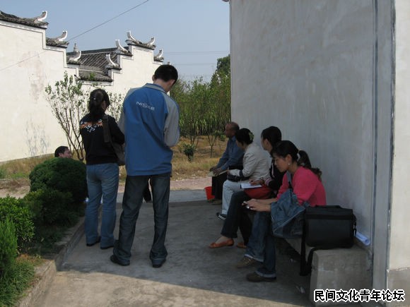 带民俗学硕士生在金华市傅村镇山下头古村落田野调查（2007年10月）.jpg