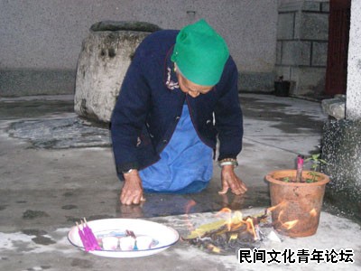 白族中元节“七月十四”家庭祭祀接祖仪式.JPG