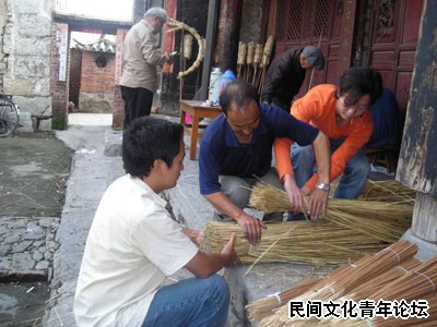 白族中元节村落祭祀：“耍香龙”搭头正在捆“龙身子”.JPG