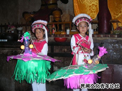 白族中元节村落祭祀：“耍香龙”的灯笼队.JPG