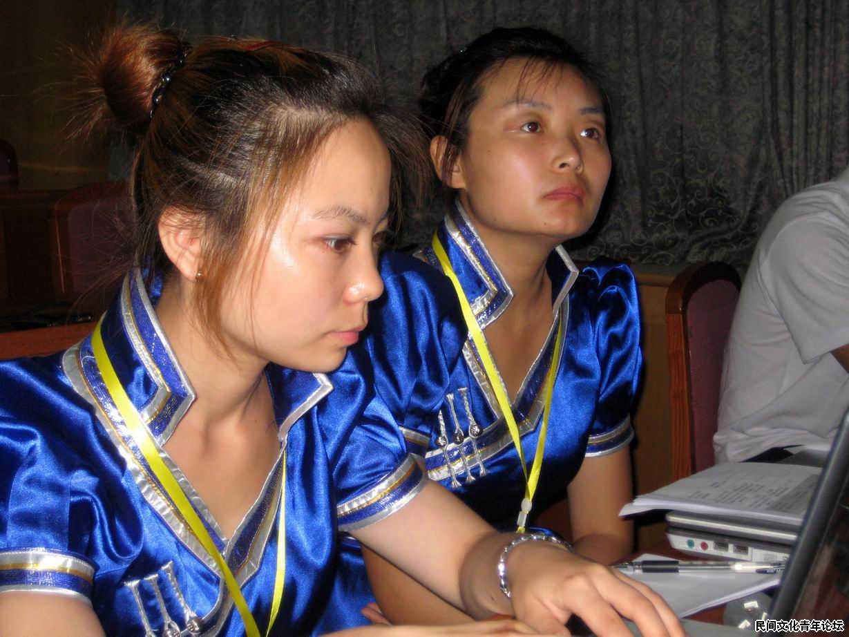 身着蒙古族服装的会务组女孩们正在忙碌着